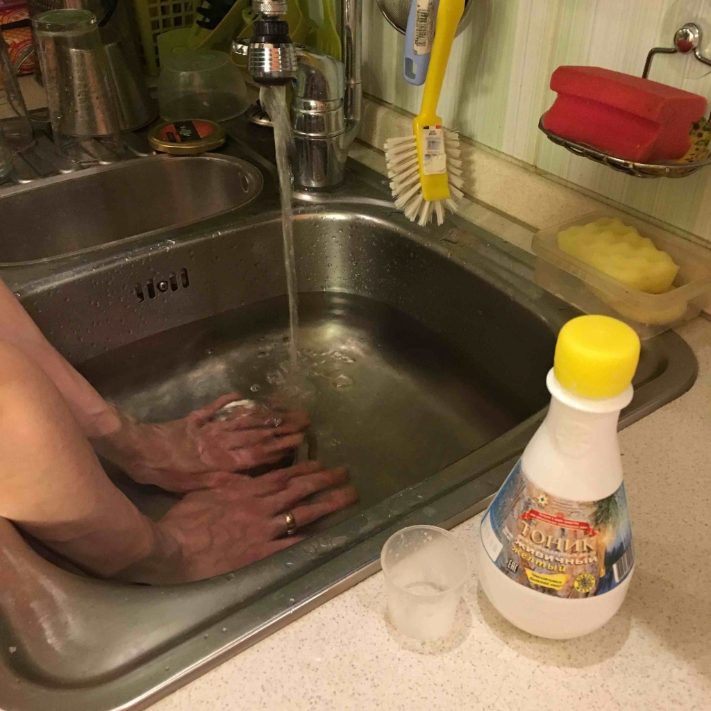 Женщина принимает ручные скипидарные ванны с Живичными тониками доктора Мазура